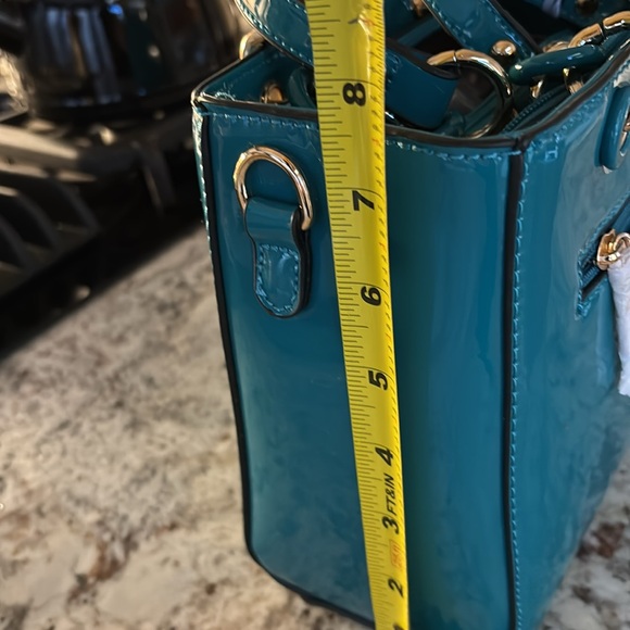 Adorable turquoise patent handbag with 2 compartments divided by zipper section. - Picture 7 of 7